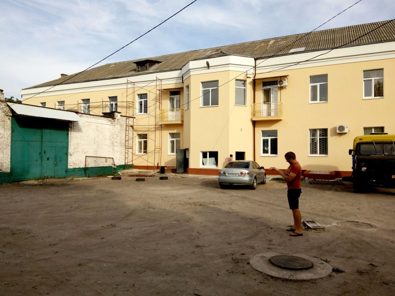 Монтаж кровли из металлочерепицы на частном коттедже