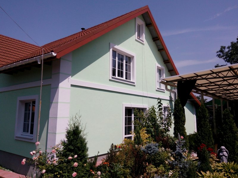 Утеплённый дом в осенний период, готовый к холодам