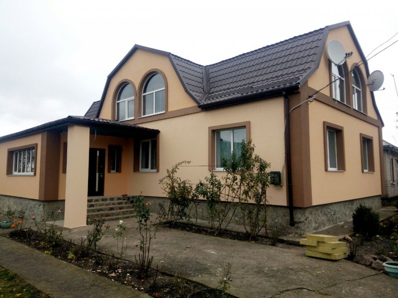 Завершённое утепление фасада дома на окраине Черкасс, вид с улицы