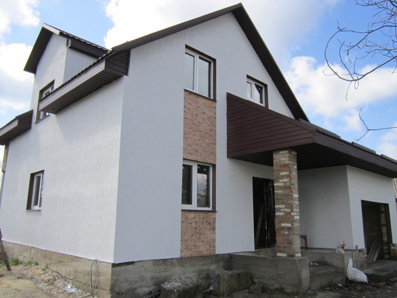 Фасадные работы с утеплением оконных откосов для защиты от холода