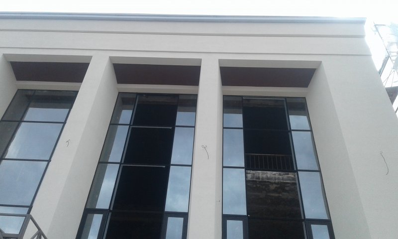 Энергоэффективный дом с новым утеплённым фасадом весной